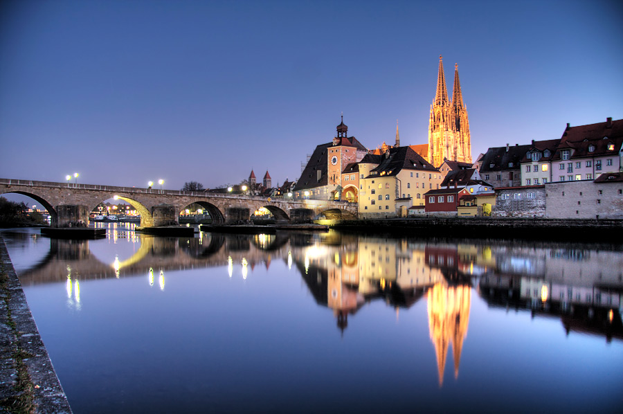 Regensburg in der blauen Stunde mit Steinerner Brücke und beleuchtetem Dom St. Peter